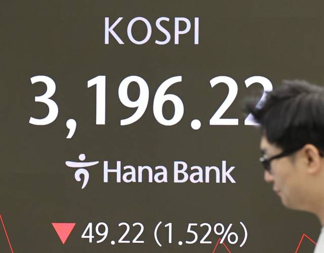 1일 서울 중구 하나은행 본점 딜링룸에서 직원들이 업무를 보고 있다. 연합뉴스