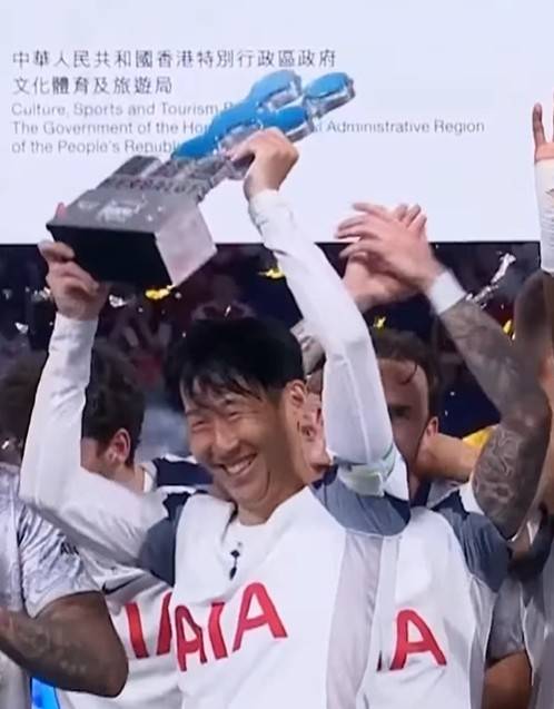 우승컵을 드는 손흥민. 토트넘 홋스퍼 공식 SNS 캡처