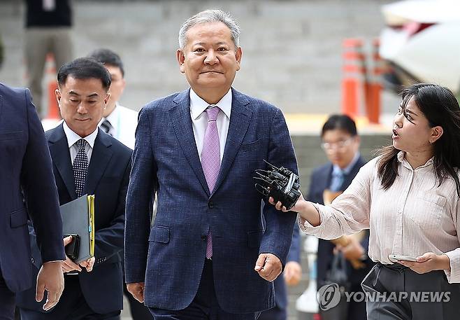 이상민 전 장관, 영장실질심사 출석 (서울=연합뉴스) 김성민 기자 = 이상민 전 행정안전부 장관이 구속 전 피의자 심문(영장실질심사)를 위해 31일 서울 서초구 서울중앙지방법원으로 들어서고 있다. 2025.7.31 ksm7976@yna.co.kr