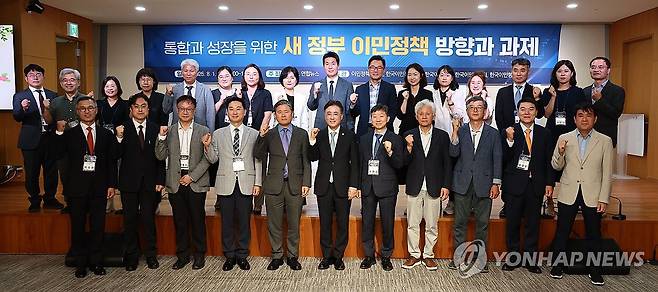 새 정부 이민정책 방향·과제 포럼 개최 (서울=연합뉴스) 김인철 기자 = 이진수 법무부 차관(앞줄 오른쪽 여섯번째)과 김재홍 연합뉴스 상무이사(앞줄 왼쪽 다섯번째)가 1일 서울 종로구 연합뉴스 연우홀에서 열린 '통합과 성장을 위한 새 정부 이민정책 방향과 과제' 포럼에서 주요 참석자들과 함께 기념촬영을 하고 있다. 2025.8.1 yatoya@yna.co.kr