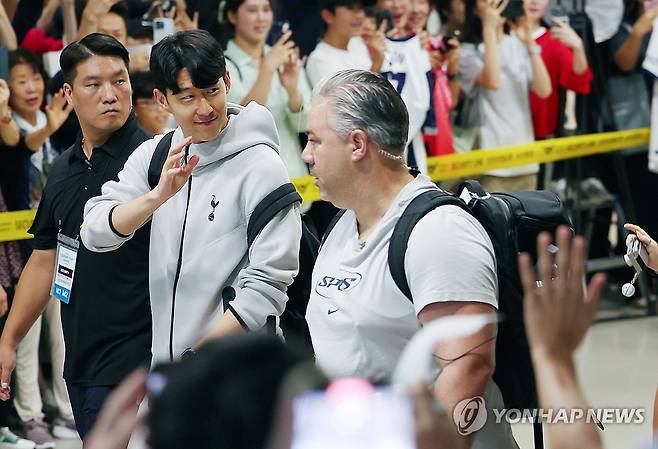 팬들 향해 손 흔드는 손흥민 (영종도=연합뉴스) 김도훈 기자 = 잉글랜드 프리미어리그 토트넘 홋스퍼 손흥민이 1일 인천국제공항 제1터미널을 통해 입국하며 팬들에게 손을 흔들고 있다.
토트넘은 오는 3일 오후 8시 서울 월드컵경기장에서 뉴캐슬 유나이티드와 친선전을 치른다. 2025.8.1 superdoo82@yna.co.kr