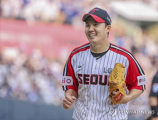 임찬규 9승 보이나? (서울=연합뉴스) 황광모 기자 = 1일 서울 송파구 잠실야구장에서 열린 프로야구 2025 신한 SOL 뱅크 KBO리그 삼성라이온즈와 LG 트윈스의 경기.
LG 선발 임찬규가 5회초 삼성 타자들을 간단히 요리한 뒤 밝은 표정으로 더그아웃으로 돌아가고 있다. 2025.6.1 hkmpooh@yna.co.kr