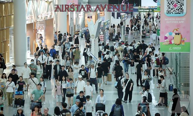 본격적인 여름 휴가철이 시작된 27일 오전 인천국제공항 1터미널 면세구역이 해외여행을 떠나는 여행객들로 북적이고 있다. 2025.7.27/뉴스1 ⓒ News1 김진환 기자