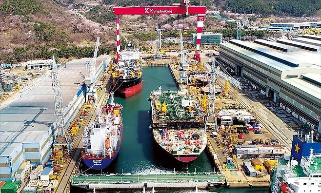 < 특화 조선소 후보 오른 ‘케이조선’ > 정부·여당과 조선업계가 국내 중형 조선사를 미국 해군 함정 건조 및 유지·보수·정비(MRO) 사업에 특화한 조선소로 육성하는 방안을 추진한다. 1일 특화 조선소 후보로 꼽히는 케이조선의 경남 창원 진해조선소에서 중형 석유화학제품운반선 등이 건조되고 있다. /케이조선 제공