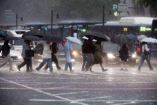 비가 내린 지난 5월 16일 서울 광화문사거리에서 시민들이 우산을 쓴 채 이동하고 있다. 연합뉴스