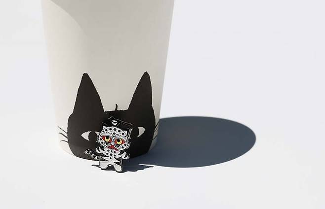 국립중앙박물관 판매 ‘굿즈’ 가운데 가장 인기가 많은 상품 중 하나인 까치 호랑이 뱃지. 사진 = 국립박물관 문화상품 폼페이지