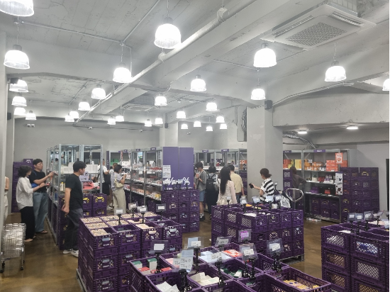 오프뷰티 매장 안 모습.