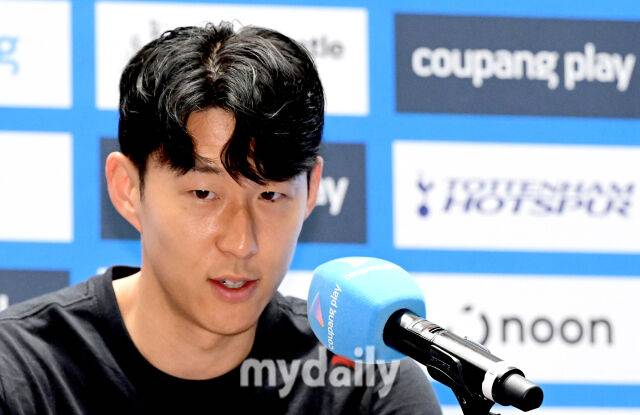 2일 오전 서울 여의도 IFC에서 '2025 쿠팡플레이 시리즈, 토트넘 홋스퍼 FC 기자회견'이 열렸다. 토트넘 손흥민이 이적을 발표하고 있다./유진형 기자