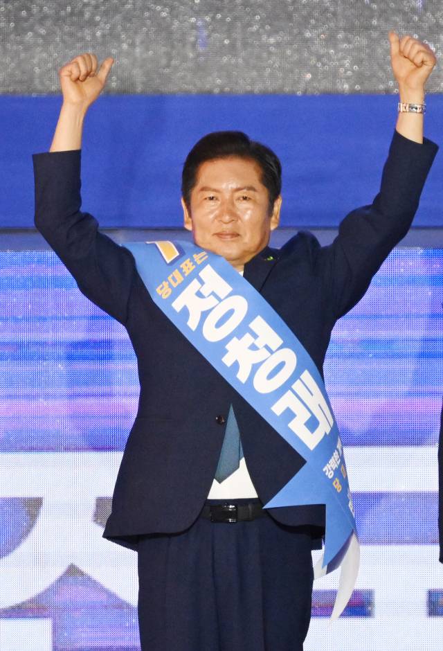 더불어민주당 대표 선거에서 승리한 정청래 신임 대표가 2일 경기 고양시 킨텍스에서 열린 제2차 임시전국당원대회에서 당원들에게 인사하고 있다. 고양=오승현 기자