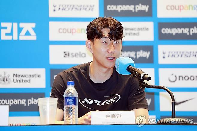 쿠팡플레이 시리즈 기자회견 참석한 손흥민 (서울=연합뉴스) 신현우 기자 = 잉글랜드 프로축구 토트넘 손흥민이 2일 서울 영등포구 IFC 더포럼에서 열린 2025 쿠팡플레이 시리즈 기자회견에 참석해 취재진 질문에 답하고 있다.
이날 손흥민은 기자회견에 앞서 별도의 발언을 통해 "올여름 팀을 떠나기로 결정했다"고 발표했다. 2025.8.2 nowwego@yna.co.kr