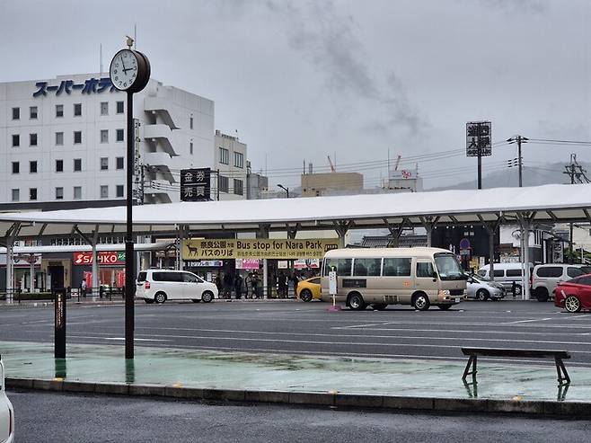 나라역을 나서자마자 멀리서도 단번에 눈에 띄는 나라공원을 안내하는 대형 현수막. 현수막에는 'Bus Stop for Nara Park. 나라 공원행 버스 승강장'이라고 영어와 한글로 적혀있다.
