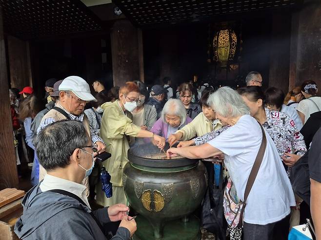 교토의 불교사찰 청수사를 방문한 관광객들의 모습.