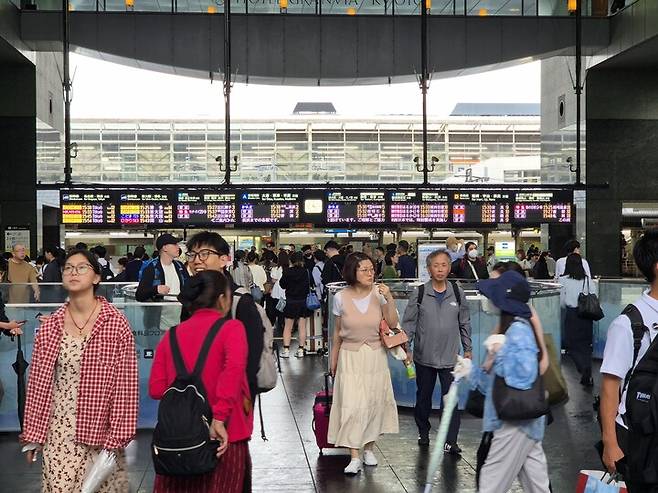 붐비는 교토역.