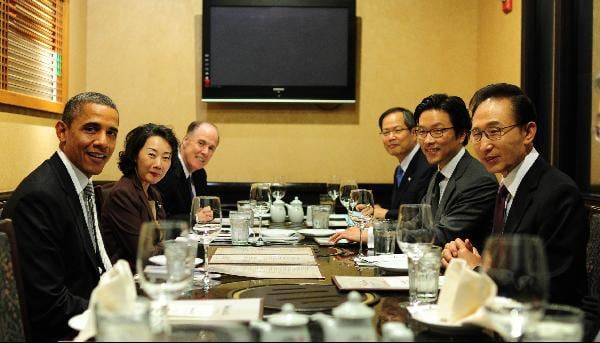 미국 워싱턴 DC 인근 버지니아주의 한국 식당 우래옥은 한국과 미국의 저명인사들도 자주 찾는 식당이었다. 워싱턴 DC를 방문하는 민주당 정치인들은 이곳에서 한인단체, 특파원들을 만나 간담회를 하는 경우가 많았지만, 어느 누구도 광우병을 이유로 "30개월령 미만의 소고기를 달라"고 요구하지 않았다. 사진은 이명박 대통령과 버락 오바마 미 대통령이 2011년 10월 12일 우래옥에서 비공식 만찬을 하고 있는 모습이다. 만찬 장소는 원래 백악관으로 예정돼 있었으나 “격의 없이 만나고 싶다”는 오바마 대통령의 제안에 따라 이곳으로 변경됐다. 오바마 대통령은 이날 불고기를 주문해 식사했다./조선일보