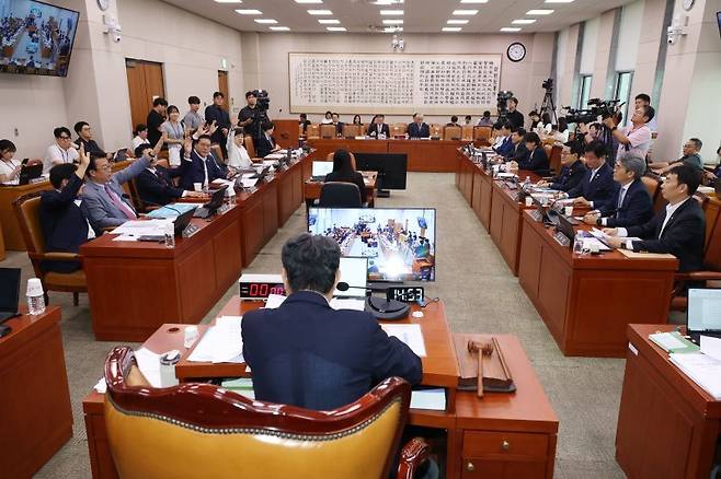 지난 1일 오후 서울 여의도 국회에서 열린 법제사법위원회 전체회의에서 집중투표제를 의무화하고 감사위원 분리 선출을 확대하는 내용의 상법 개정안에 대한 거수투표에서 야당 의원들이 반대에 손을 들고 있다. /사진=뉴스1