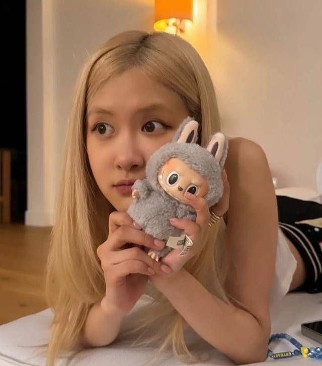 블랙핑크 로제가 라부부 인형을 들고 있는 모습. 인스타그램 캡처