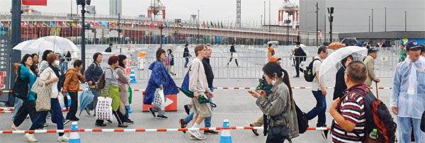 지난 6월 일본의 오사카시 유메시마 인공섬에서 열린 ‘2025 오사카 간사이 세계엑스포’ 를 관람하기 위해 사람들이 입장하고 있다. 백창훈 기자