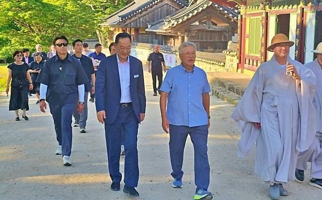 문재인 전 대통령이 여름휴가 중 전남 해남군을 찾아, 청년 시절 사법시험을 준비하던 두륜산 대흥사를 다시 찾았다. 해남군 제공
