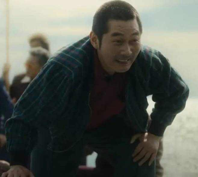 ▲ '파인:촌뜨기들'의 복근 역 김진욱. 출처|디즈니+ '파인:촌뜨기들'