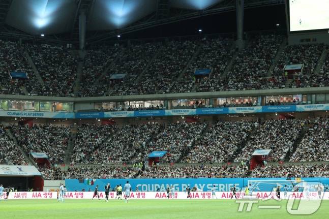 지난해 7월 서울 마포구 상암동 서울월드컵경기장에서 열린 쿠팡플레이 시리즈 1차전 토트넘 홋스퍼와 팀 K리그의 경기를 찾은 만원 관중들이 경기를 바라보고 있다. /사진=뉴스1