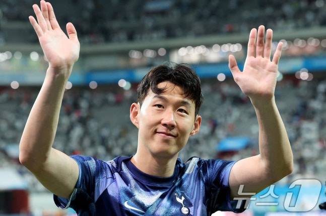 지난해 7월 서울 마포구 상암동 서울월드컵경기장에서 열린 쿠팡플레이 시리즈 1차전 토트넘 홋스퍼와 팀 K리그의 경기를 마친 손흥민이 팬들을 향해 인사하고 있다. /사진=뉴스1