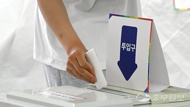 인천의 한 투표소에서 유권자가 투표 하고 있다. 중부포토DB