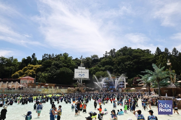 워터 뮤직 풀파티가 펼쳐지고 있는 캐리비안 베이 파도풀. ⓒ캐리비안 베이