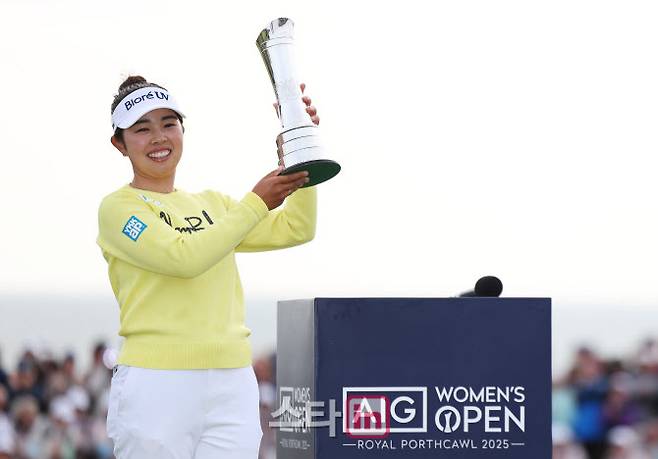 야마시타 미유가 우승트로피를 들어 올리며 환하게 웃고 있다. (사진=R&A)