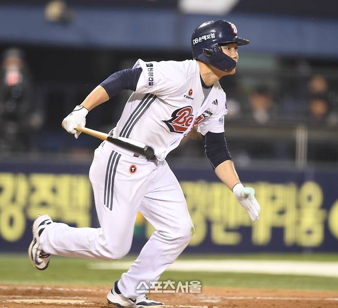두산 오명진이 10일 서울 잠실구장에서 열린 2025 KBO 리그 한화와 경기 6회말 내야땅볼을 치고 있다. 잠실 | 최승섭기자 thunder@sportsseoul.com