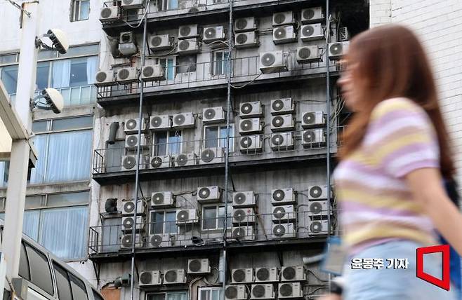 서울 한 건물에 에어컨 실외기가 설치돼 있는 모습.