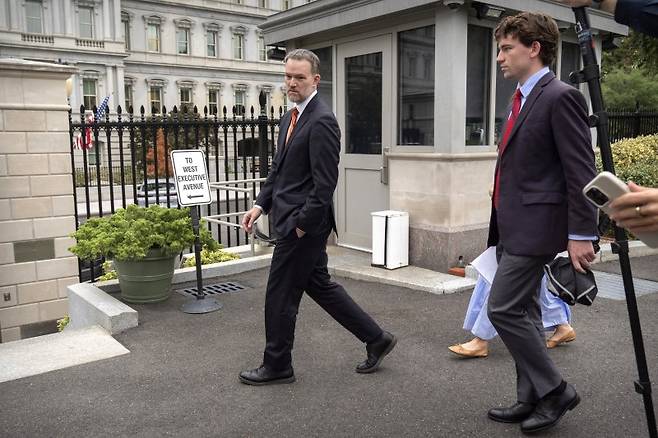 제이미슨 그리어 미국 무역대표부(USTR) 대표(왼쪽)가 지난 1일(현지시간) 미 워싱턴 백악관 밖을 걷고 있다.AP연합뉴스