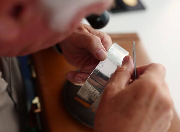 고진영, 전인지, 김효주, 최혜진, 윤이나, 유해란, 김세영, 김아림, 방신실, 양희영, 이소미, 임진희 프로, 이민지, 리디아 고, 넬리 코다, 야마시타 미유 등이 출전한 2025년 미국여자프로골프(LPGA) 투어 메이저 골프대회 AIG여자오픈. 우승을 차지한 야마시타 미유(일본) 이름을 트로피에 새기는 모습이다. 사진제공=Cameron Smith/R&A/R&A via Getty Images