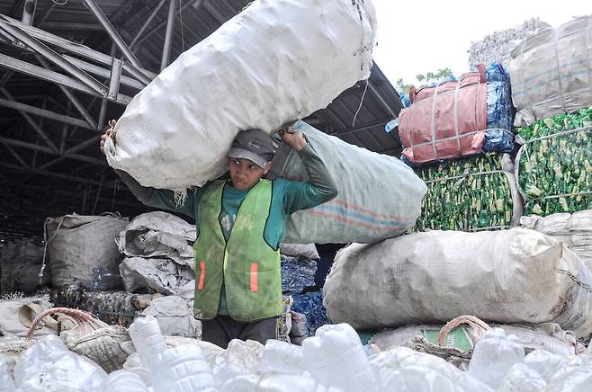 지난 1일 인도네시아 반텐 주 남탕가랑에 위치한 재활용 사업부(RBU)에서 한 노동자가 플라스틱 폐기물을 처리 작업을 하고 있다. 신화통신 연합뉴스