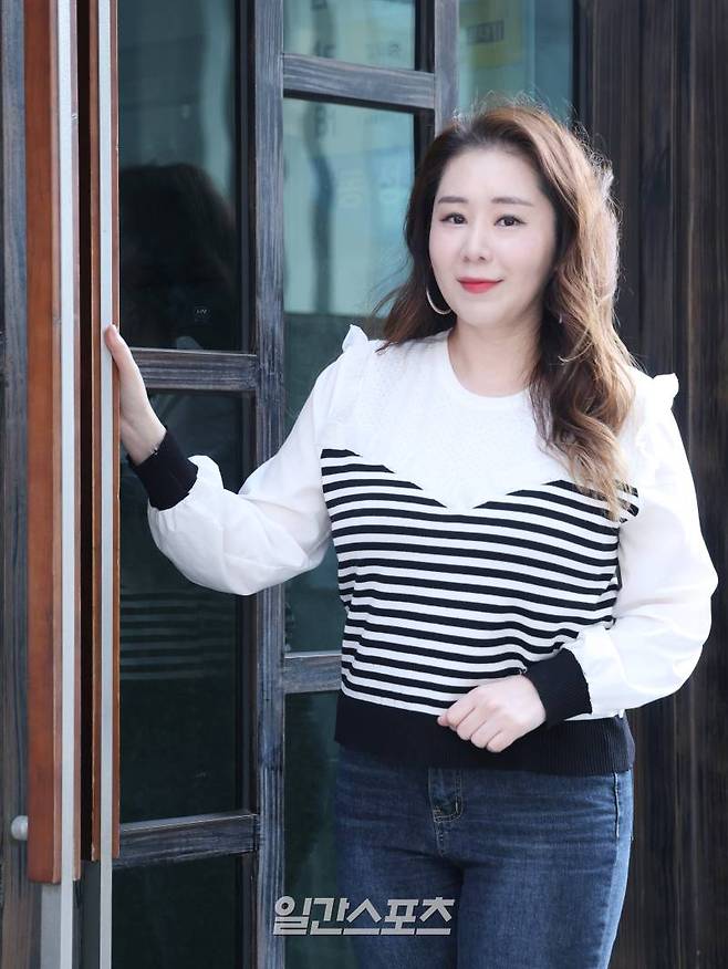 가수 겸 유튜버 오윤혜가 7일 오후 서울 마포구 서교동에서 진행된 일간스포츠와의 인터뷰에 앞서 포즈를 취하고 있다. 서병수 기자 qudtn@edaily.co.kr /2025.01.07/