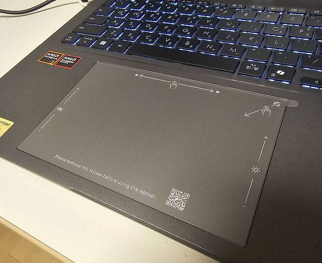 터치패드가 아주 넓으며 각종 제스처 기능도 제공한다 / 출처=IT동아