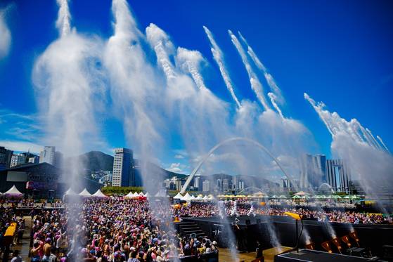 워터밤 2025 부산 현장에서 관객들을 향해 물이 폭포처럼 쏟아지는 장면. 메이드온