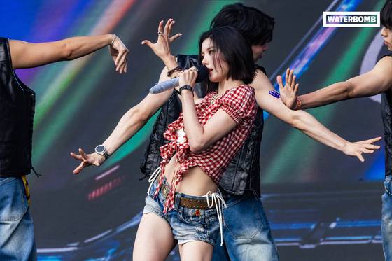 워터밤 직캠 영상으로 '워터밤 여신' 타이틀이 생긴 가수 권은비. 메이드온
