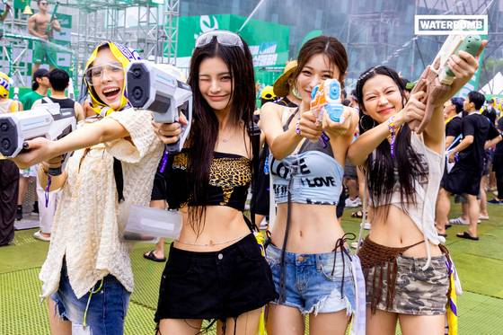 다양한 '페스티벌룩'을 소화한 2025 워터밤 서울 관객들의 모습. 메이드온