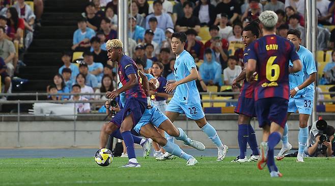 4일 대구스타디움에서 열린 FC바르셀로나 2025 아시아투어 에디션 대구FC와 FC바르셀로나의 경기에서 전반전 바르셀로나 라민 야말이 돌파를 시도하고 있다. 연합뉴스