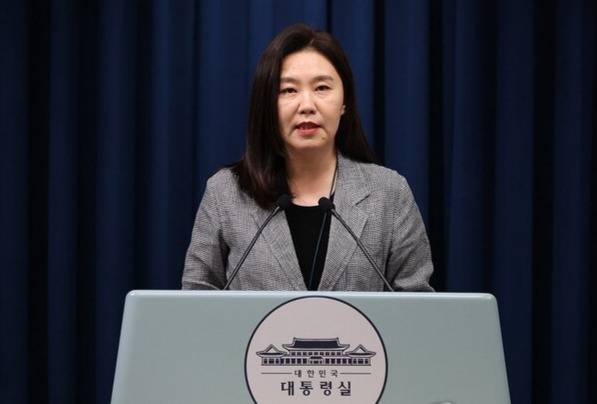 강유정 대변인이 4일 용산 대통령실 기자회견장에서 비서실장 주재 수석보좌관회의 브리핑을 하고 있다. 연합뉴스