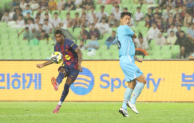 4일 대구스타디움에서 열린 FC바르셀로나 2025 아시아투어 에디션 대구FC와 FC바르셀로나의 경기. 후반전 FC바르셀로나 마커스 래시퍼드가 슛하고 있다. 사진=연합뉴스 제공