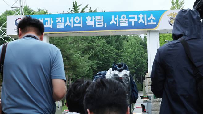 윤석열 전 대통령의 체포영장 집행에 한 차례 실패했던 특검이 이번 주 안으로 다시 구인에 나설 가능성이 크다. 사진은 지난달 16일 오후 경기 의왕 서울구치소 앞에 취재진이 모여 있는 모습. 사진=뉴스1