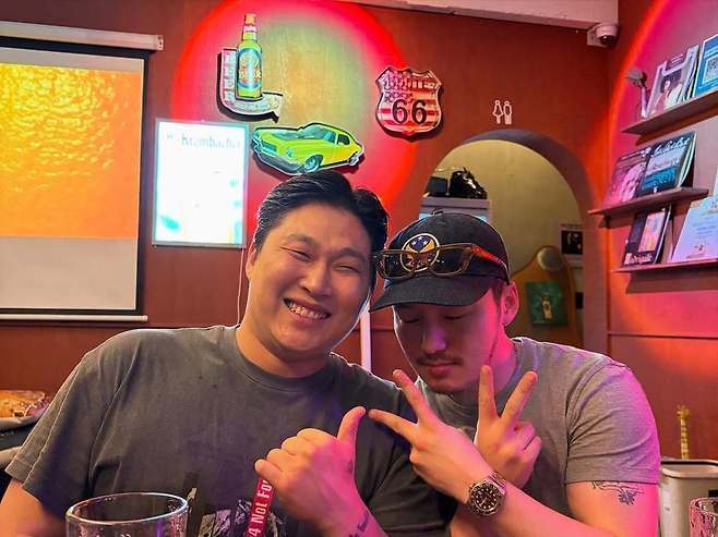 ‘타짜4’에서 호흡을 맞추게 된 배우 변요한과 식사중 포즈를 취한 스윙스(본인 SNS)