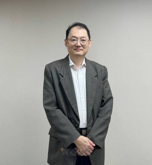 우즈웨이 대만 경제부 에너지국 대변인 - 대만 경제부 에너지국의 우즈웨이 부국장 겸 대변인은 지난달 11일 서울신문과의 인터뷰를 진행했다. 우 대변인은 마지막 원전인 ‘마안산 2호기’ 재가동 여부를 묻는 질문에 “핵폐기물 처리 대책, 재가동할 경우 안전성 확보, 그리고 사회적 합의라는 3개 조건이 충족돼야만 비로소 논의할 수 있다”고 답했다. 명종원기자