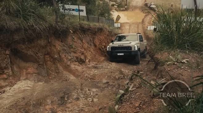 기아 픽업트럭 타스만이 지난달 호주 퀸즐랜드 버어 오클락 힐을 오르고 있는 모습. 팀 브리 오프로드 유튜브 채널 캡처