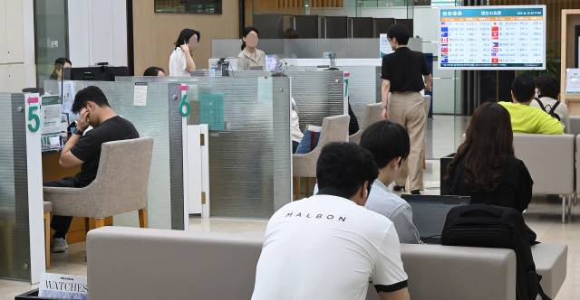 고객들이 올 6월 30일 서울의 한 시중은행 지점에서 비대면 대출 상담을 받기 위해 대기하고 있다. 오승현 기자