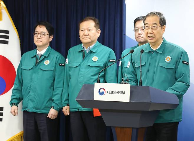 지난 2024년 2월18일 당시 한덕수 국무총리가 정부서울청사에서 의대정원 증원 필요성 및 의사 집단행동 관련 대국민 담화문을 발표하고 있다. (왼쪽에서 두 번째) 이상민 행정안전부 장관 모습. ⓒ시사저널 임준선