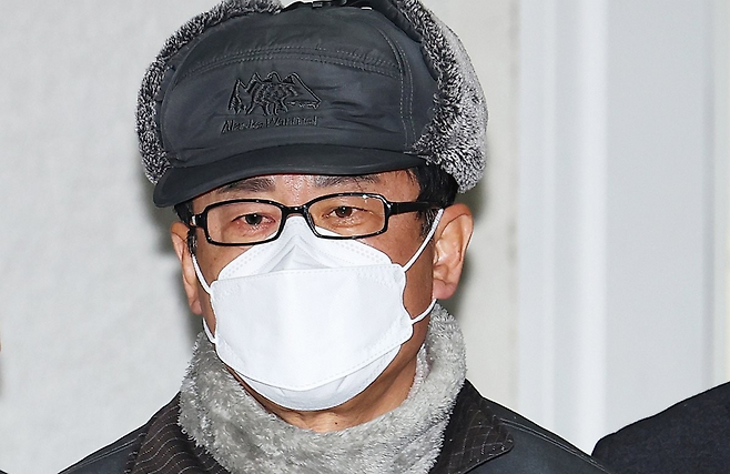 '12·3 비상계엄' 기획에 관여한 혐의로 구속된 노상원 전 국군정보사령관이 지난해 12월24일 서울 은평구 서울서부경찰서에서 검찰로 송치되고 있다. ⓒ연합뉴스