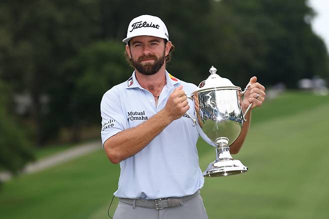 4일 끝난 올 시즌 PGA 투어 정규시즌 마지막 대회 윈덤 챔피언십에서 자신의 첫 우승을 달성한 캐머런 영이 우승 트로피를 들어보이고 있다. 게티이미지코리아