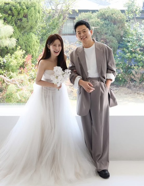 지난달 13일 결혼식을 올린 개그맨 김지민(왼쪽), 김준호 부부. 사진 JDB엔터테인먼트